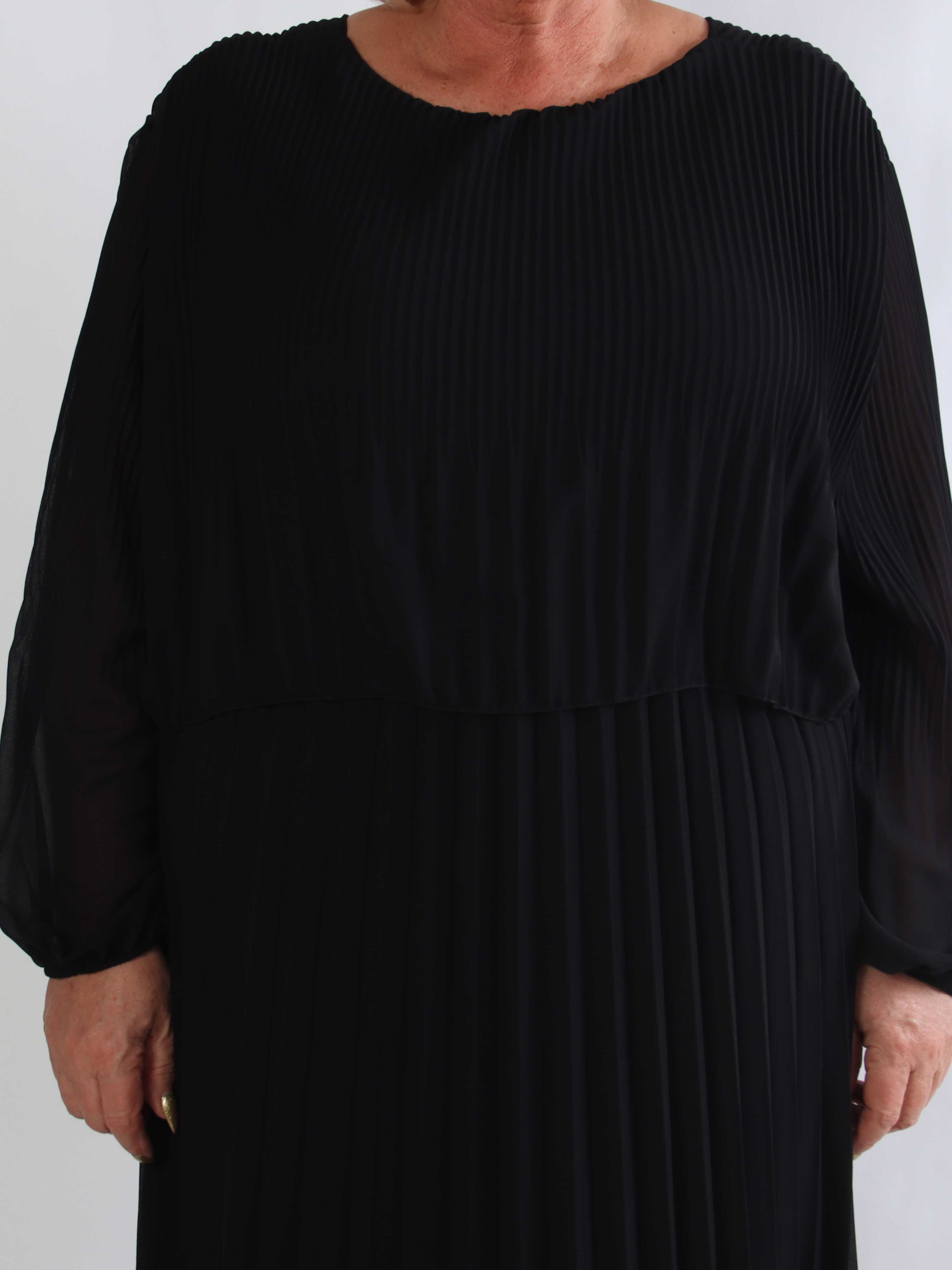 Kristina Long - Langærmet plus size kjole med plisseringer